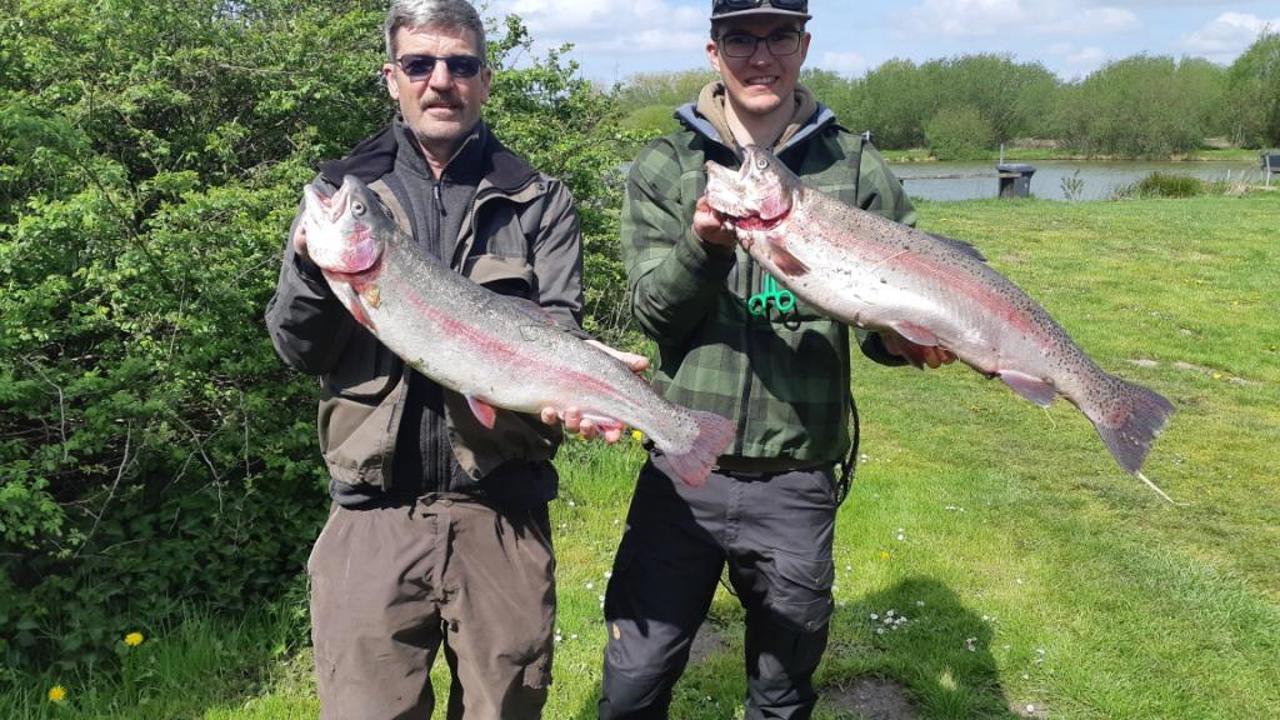 Far og søn og 2 flotte fisk.jpg (1)