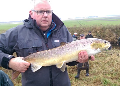 Lars Bidstrup med en flot hunlaks på ca 81